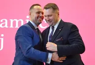 "Prosta arytmetyka", ale zawiłe tłumaczenia. Co mówi Nawrocki, a co Czarnek?