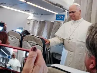 Papież Leon XIV w samolocie z Rzymu do Ankary, 27 listopada 2025