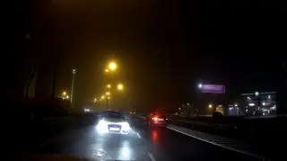 Jechała pod prąd, zawróciła na stacji benzynowej. Nagranie