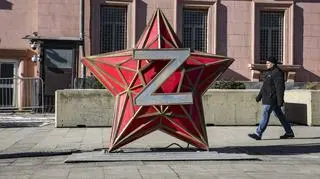 Symbol agresji zbrojnej Rosji na Ukrainę na jednej z ulic w Moskwie 
