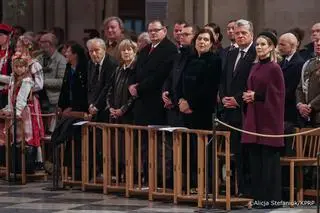 Pierwsza dama Marta Nawrocka w katedrze Notre Dame (po prawej)