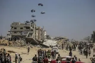 Strefa Gazy. Zrzut pomocy humanitarnej samolotami z Jordanii i Zjednoczonych Emiratów Arabskich