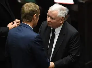 Donald Tusk i Jarosław Kaczyński na zdjęciu archiwalnym z października 2014 roku