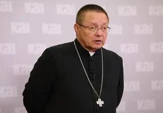 "Bezczelne gry" wśród biskupów. Kardynał i prymas "dali się ograć"