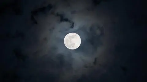 księżyc pełnia noc chmury