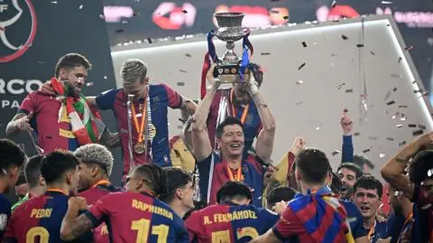 Barcelona uciekła Realowi. Drugie trofeum Lewandowskiego 