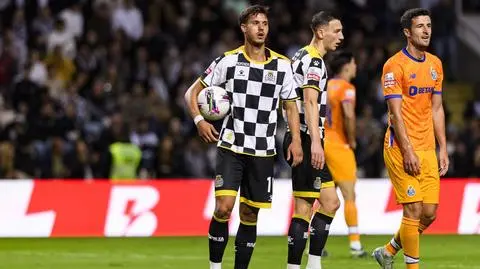 Trafił w kolegę, sprokurował rzut karny. "Surrealistyczny moment"