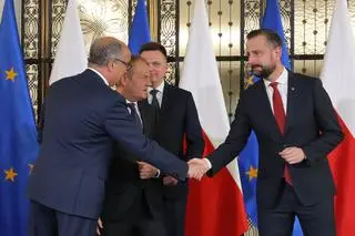 Warszawa, 24.10.2023. Przewodniczący PO Donald Tusk (2L), liderzy Trzeciej Drogi Szymon Hołownia (2P) i Władysław Kosiniak-Kamysz (P) oraz współprzewodniczący Nowej Lewicy Włodzimierz Czarzasty (L)