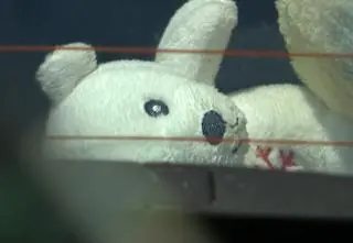 Dziecko w nagrzanym samochodzie. Jak zareagować? Kiedy można rozbić szybę? 