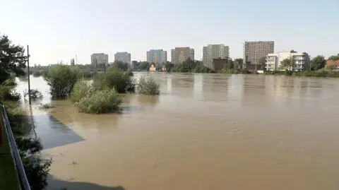 Fala powodziowa przechodzi przez Oławę. Relacja reportera TVN24 Piotra Borowskiego