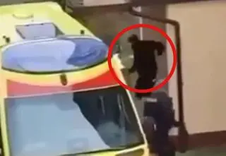 Rzucił się na policjantów z maczetą. Został zastrzelony. Dramatyczne nagranie