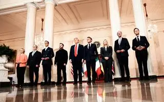 Donald Trump, Wołodymyr Zełenski i przedstawiciele koalicji chętnych w Waszyngtonie