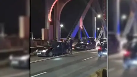 Policjanci zatrzymali pięć samochodów, którymi jechało 26 pseudokibiców