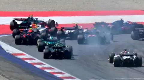 Bolid Sainza w płomieniach, szybki koniec Verstappena w wyścigu o Grand Prix Austrii