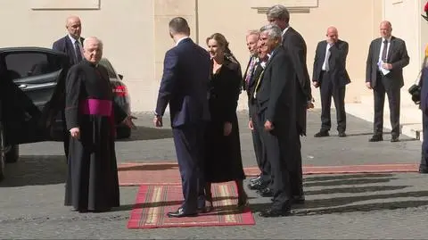 Prezydent Nawrocki z małżonką i dziećmi weszli do Pałacu Apostolskiego na audiencję u papieża Leona XIV 
