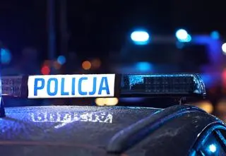 Ranna 62-latka trafiła do szpitala. Jej syn nie żyje, a partnera zatrzymała policja