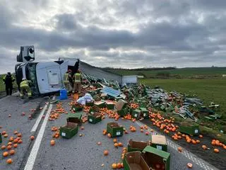 Ciężarówka z cytrusami przewróciła się w Jarantowicach