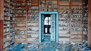 Duża część fotografii pokazuje usuwanie i niszczenie obiektów