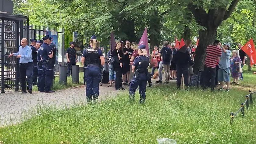 Strajkujący z Gniezna pojechali do Warszawy. Protestują przed ambasadą Niemiec