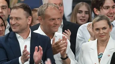 Donald Tusk w sztabie Rafała Trzaskowskiego w trakcie wieczoru wyborczego