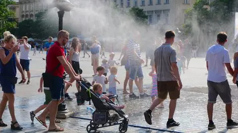 Kraków ludzie upalny dzień ulica
