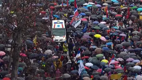 Karetka wśród tłumu demonstrantów w Belgradzie