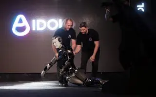 Moskwa. Firma Aidol zaprezentowała humanoidalnego robota. Ten upadł podczas prezentacji