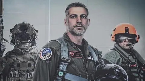 Plakat z pilotem, majorem Maciejem "Slab" Krakowianem na siedzibie ministerstwa obrony w Warszawie