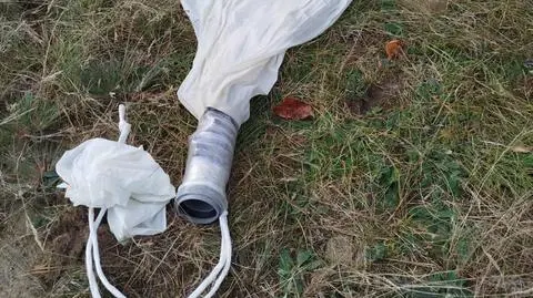 W miejscowości Kopki znaleziono balon i paczkę