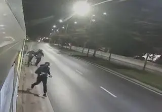 Zamaskowani wandale zatrzymali tramwaj i zniszczyli go farbą. Nagranie