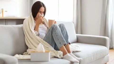 choroba chora kobieta katar przeziebienie shutterstock_2387459481