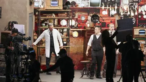 Nate Bargatze podczas 77. gali rozdania nagród Emmy