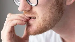 Obgryzasz paznokcie, odkładasz wszystko na później? Twój mózg próbuje cię chronić