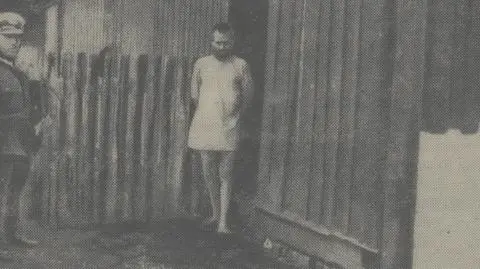 Piotr Kurek przed drzwiami stajni, gdzie spędził 18 lat swojego życia