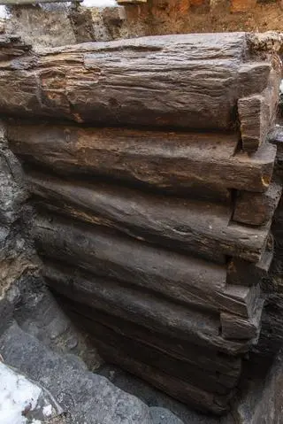 Na dziedzińcu Domu Mikołaja Kopernika odkryto drewniane konstrukcje z XIII wieku