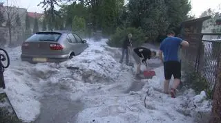 Ulice w Wolbromiu po poniedziałkowym gradobiciu