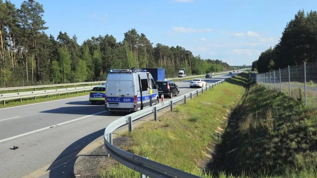 Ruch odbywa się jednym pasem