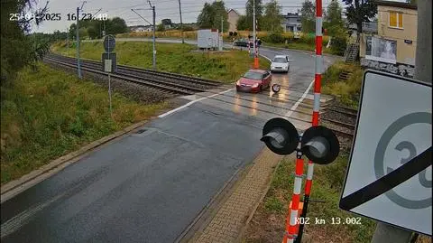 Z auta odpadło koło na przejeździe kolejowym