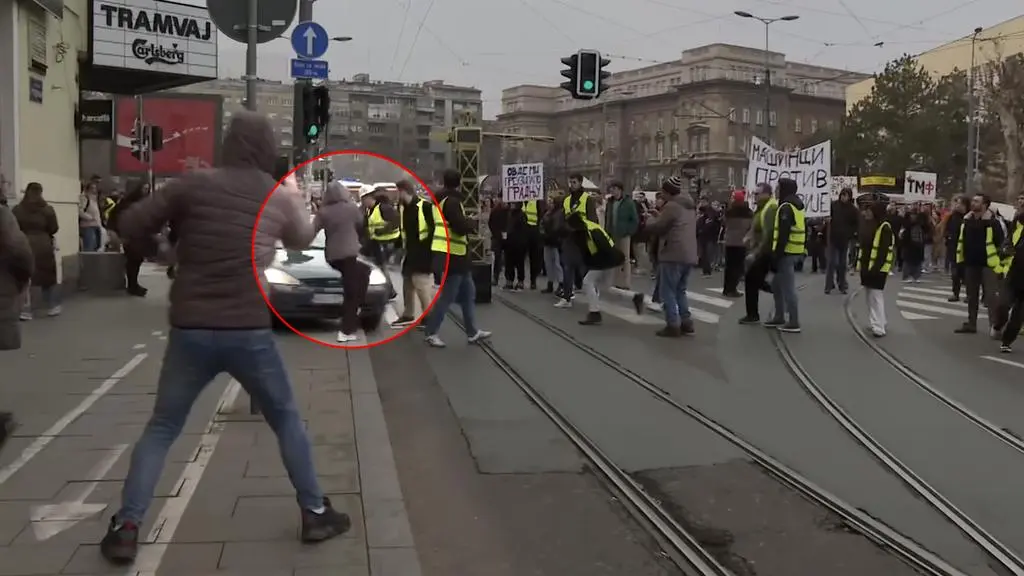 Kierowca potrącił uczestniczkę protestu w Belgradzie, Serbia