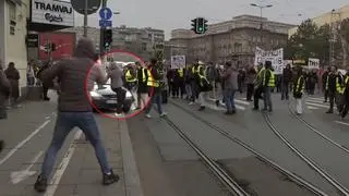 Kierowca potrącił uczestniczkę protestu w Belgradzie, Serbia