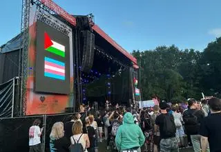 Wokalistka w kuli, piramida z ludzi i nawałnica