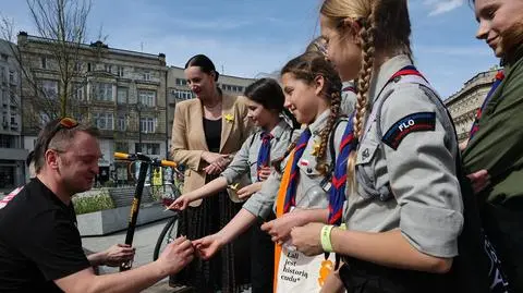 Łódź, 17.04.2025. Wiceprezydent Łodzi Małgorzata Moskwa-Wodnicka podczas akcji społeczno-edukacyjnej "Żonkile" w Łodzi