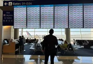 Tysiące lotów odwołane. Konsekwencje paraliżu rządowego dla podróżnych