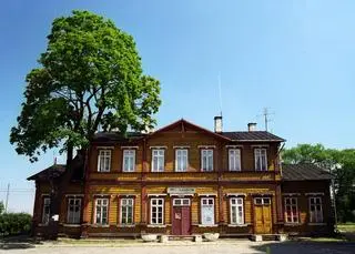 Tak dworzec w Gąsocinie wyglądał w 2004 roku