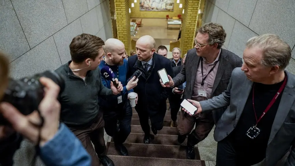 Trygve Slagsvold Vedum rozmawiający z dziennikarzami po upadku koalicji rządowej