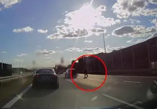 Niebezpiecznie na A4. "Spacerował po autostradzie. Przy uchu trzymał telefon"