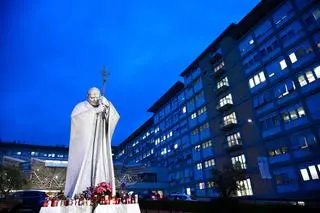 Papież pozostaje w szpitalu