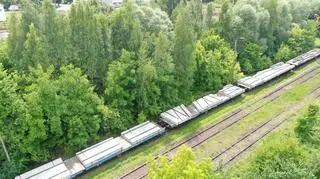 Pociąg z płytami, które będą użyte podczas przebudowy placu Zawiszy