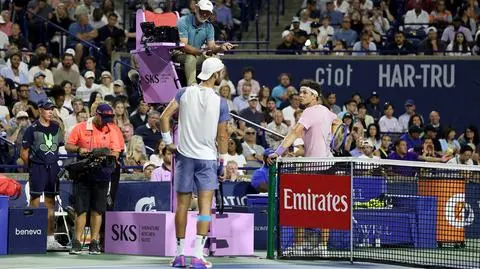 Mecz przerwały wiwaty i oklaski, zawodnicy stanęli jak wryci