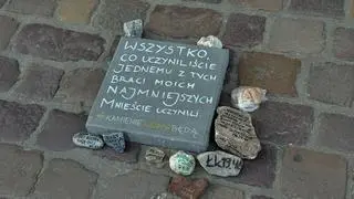 Protestujący postawili na chodniku przed bramą kurii kamienie z napisami